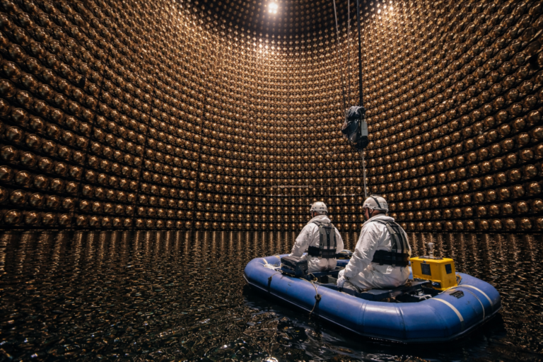 Investigadores num detetor subterrâneo de neutrinos durante estudo de física de partículas
