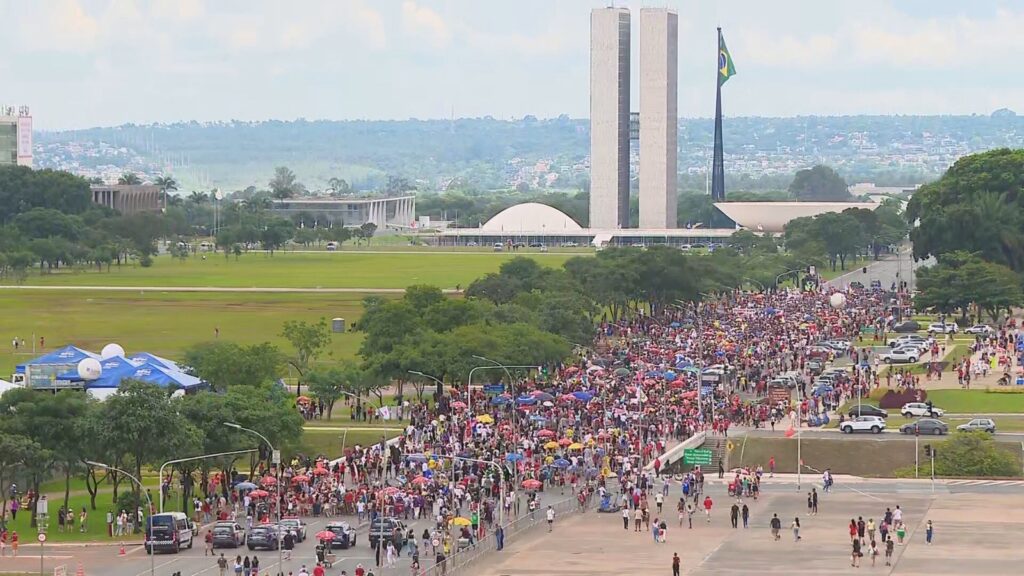 Manifestantes em protesto pelo Brasil contra aprovação do PL da Dosimetria na CCJ, com cartazes defendendo democracia e contra anistia a Bolsonaro em 2025