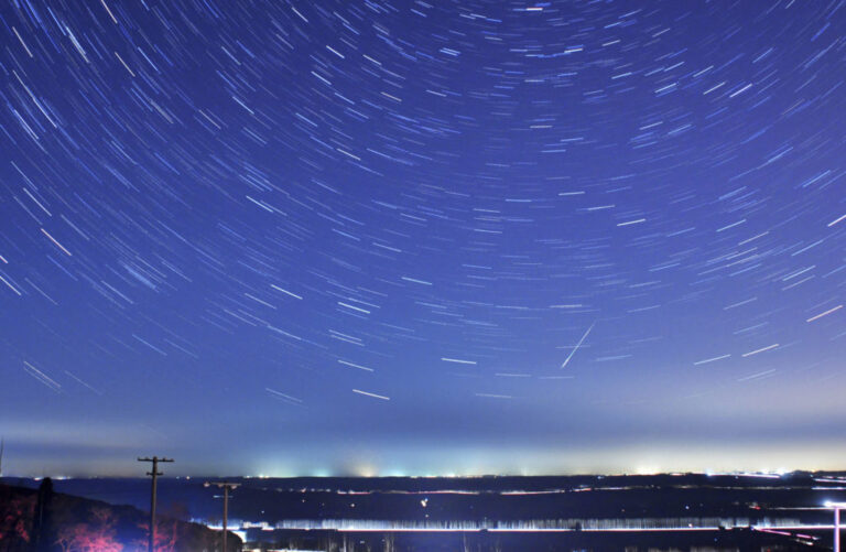 chuva de meteoros Quadrântidas no céu noturno