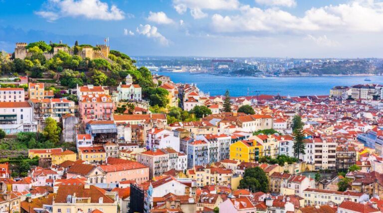 Economia portuguesa mantém trajetória de crescimento com inflação controlada e mercado imobiliário em alta Vista urbana de Lisboa a representar a economia portuguesa e os indicadores económicos recentes